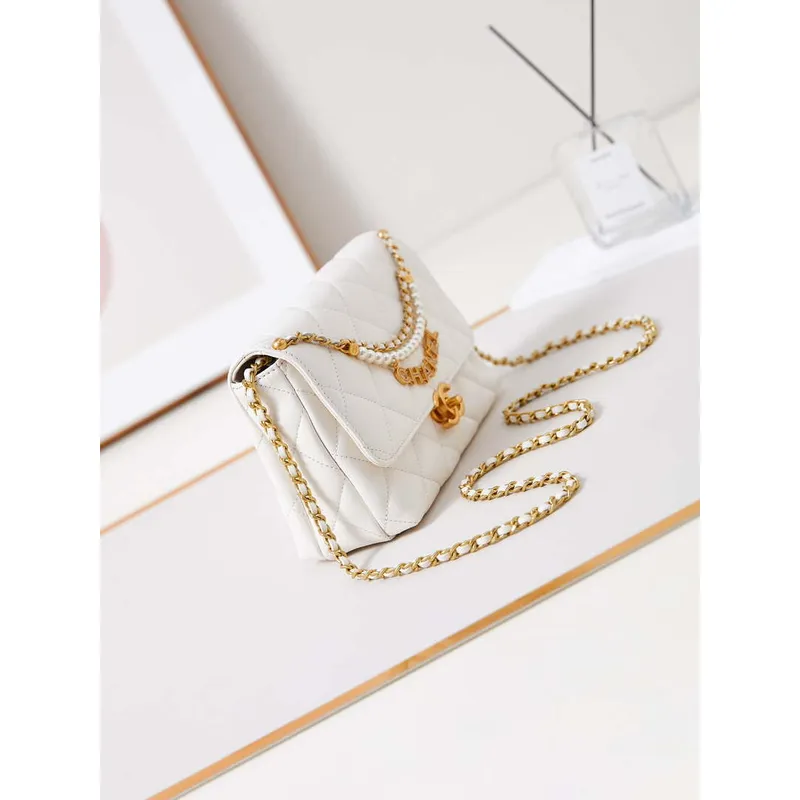 Chanel AS5011 Kabelka s klopou Lesklá jehněčí kůže Imitace perel a zlatý kov Bílá