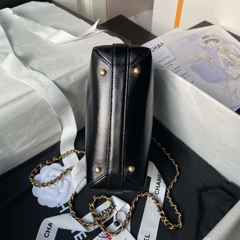 Chanel AS4958 Mini taška s klopou a horním uchem Lesklá jehněčí kůže a zlatý kov Černá