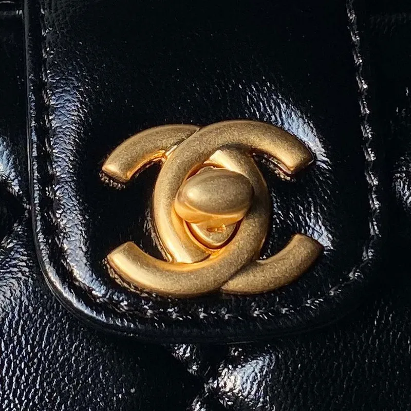 Chanel AS4958 Mini taška s klopou a horním uchem Lesklá jehněčí kůže a zlatý kov Černá
