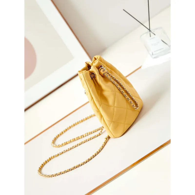 Batoh Chanel AS4810 z lesklé jehněčí kůže a zlatohnědého kovu