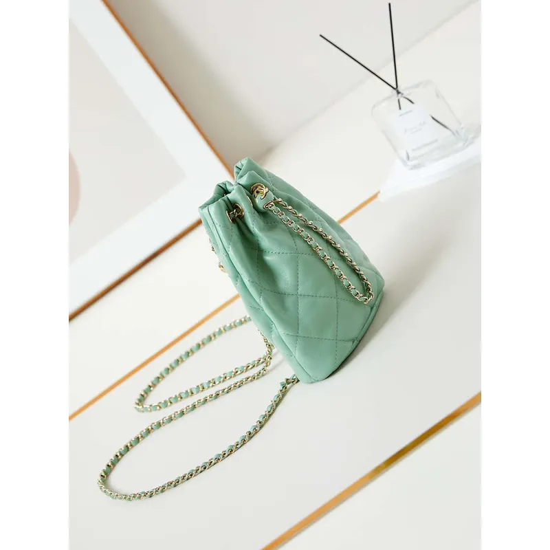 Batoh Chanel AS4810 z lesklé jehněčí kůže a zlatého kovu, zelený