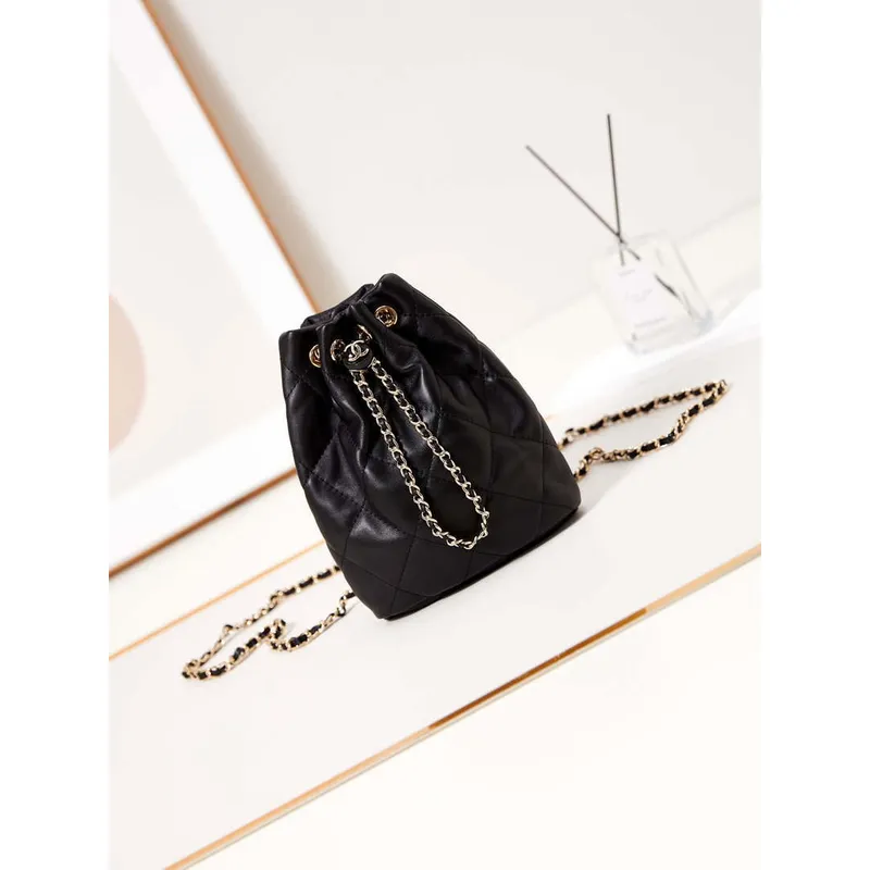 Batoh Chanel AS4810 z lesklé jehněčí kůže a zlatého kovu, černý