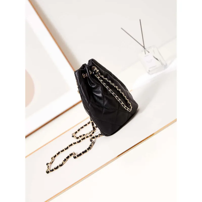 Batoh Chanel AS4810 z lesklé jehněčí kůže a zlatého kovu, černý