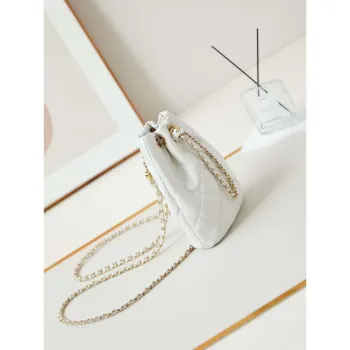 Batoh Chanel AS4810 z lesklé jehněčí kůže a zlatého kovu, bílá barva