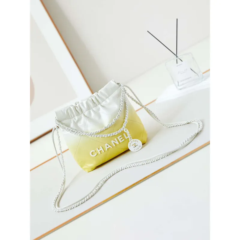 Chanel 22 Mini kabelka z lakované telecí kůže s gradientovým efektem a lakovaným kovovým detailem AS3980 bílá a žlutá
