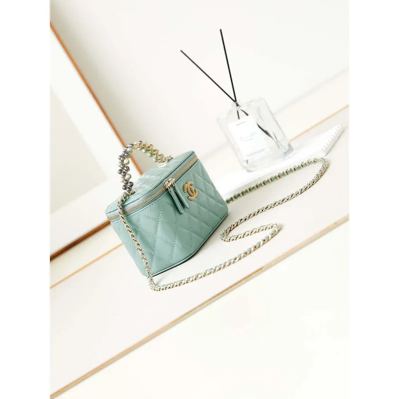 Chanel AP3804 Kabelka z jehněčí kůže s perleťovou rukojetí, zelená