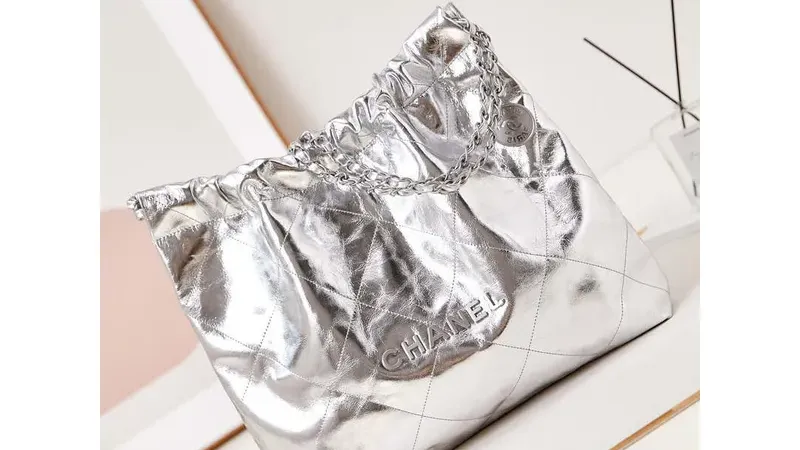 CHANEL 22 Kabelka Fantasy: Luxusní telecí kůže a stříbrný kov pro jaro-léto 2025