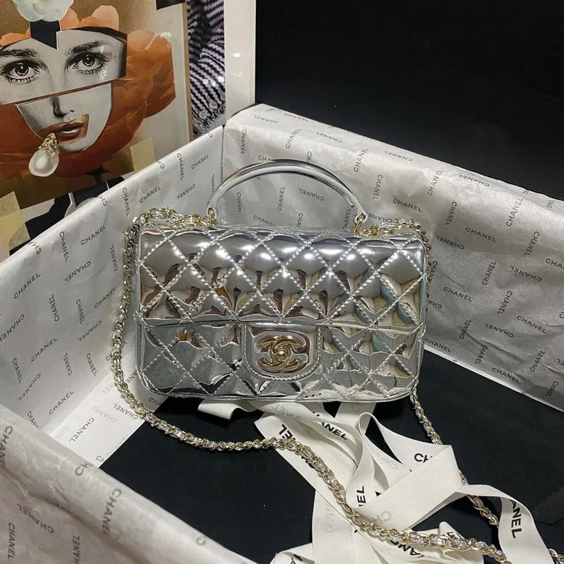 Chanel AS2431 Mini klopová zrcátková telecí kůže Metalická telecí kůže a zlatý kov Stříbrná