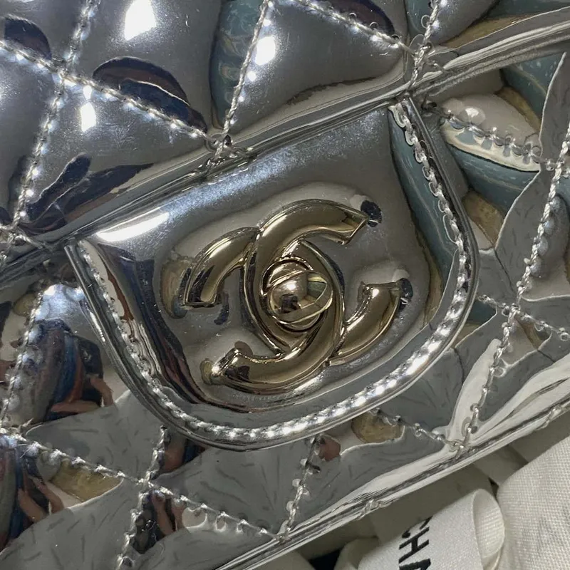 Chanel AS2431 Mini klopová zrcátková telecí kůže Metalická telecí kůže a zlatý kov Stříbrná