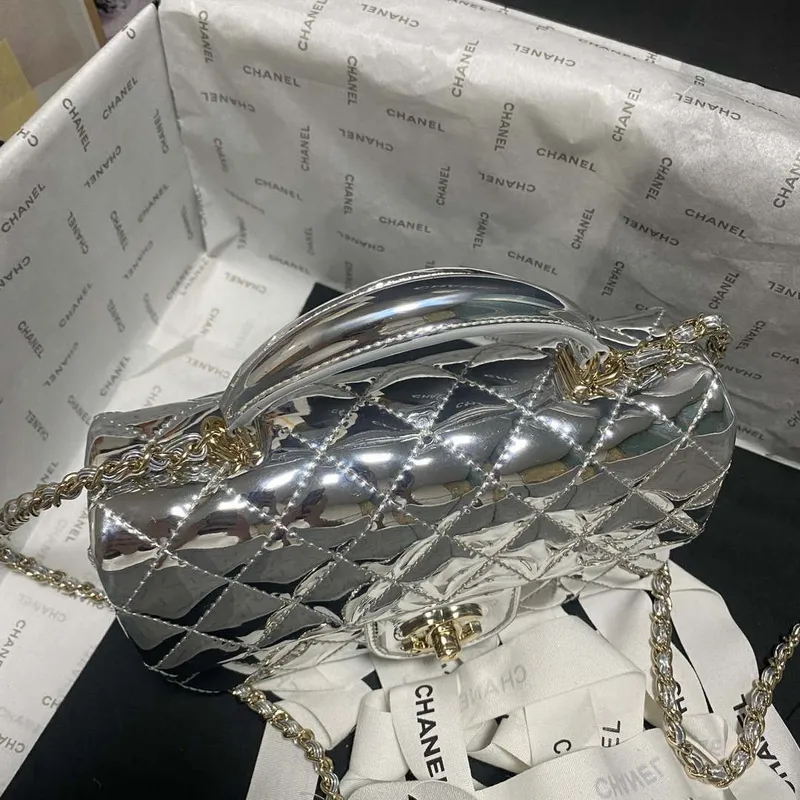 Chanel AS2431 Mini klopová zrcátková telecí kůže Metalická telecí kůže a zlatý kov Stříbrná