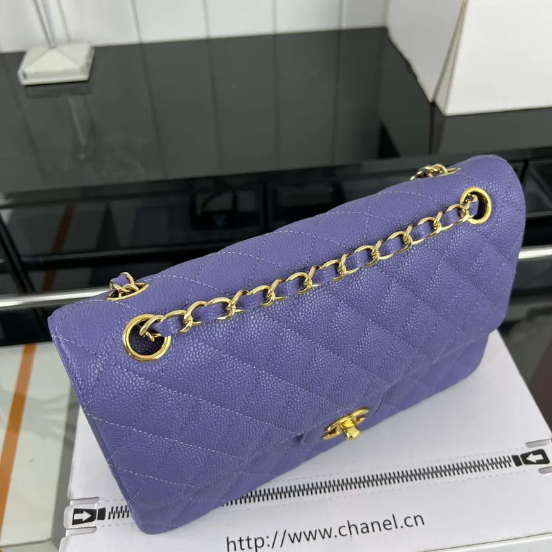 Chanel A01112 Klasická kabelka s klopou Zrnité telecí kůže a zlatý kov Fialová
