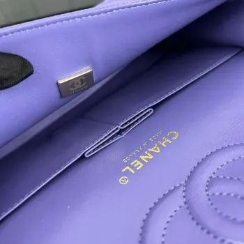 Chanel A01112 Klasická kabelka s klopou Zrnité telecí kůže a zlatý kov Fialová