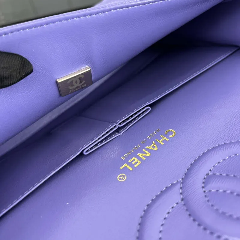 Chanel A01112 Klasická kabelka s klopou Zrnité telecí kůže a zlatý kov Fialová