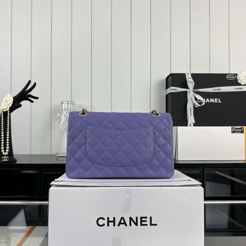 Chanel A01112 Klasická kabelka s klopou Zrnité telecí kůže a zlatý kov Fialová