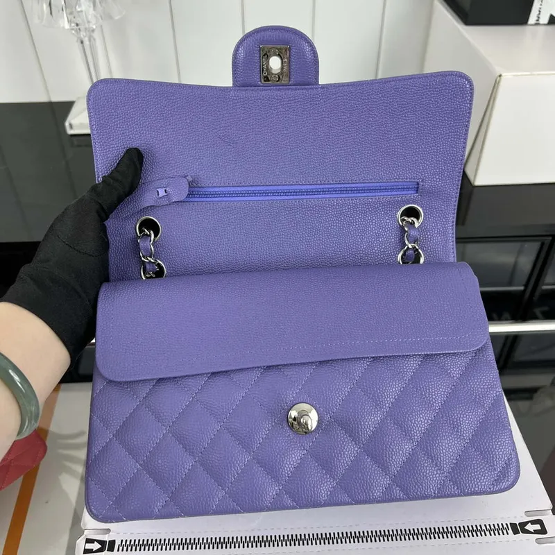 Chanel A01112 Klasická kabelka s klopou Zrnité telecí kůže a stříbrný kov Fialová