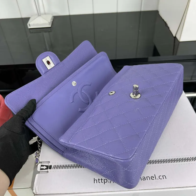 Chanel A01112 Klasická kabelka s klopou Zrnité telecí kůže a stříbrný kov Fialová