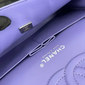 Chanel A01112 Klasická kabelka s klopou Zrnité telecí kůže a stříbrný kov Fialová