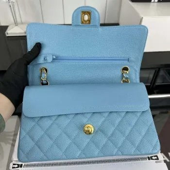 Chanel A01112 Klasická kabelka s klopou Zrnité telecí kůže a zlatý kov Modrá