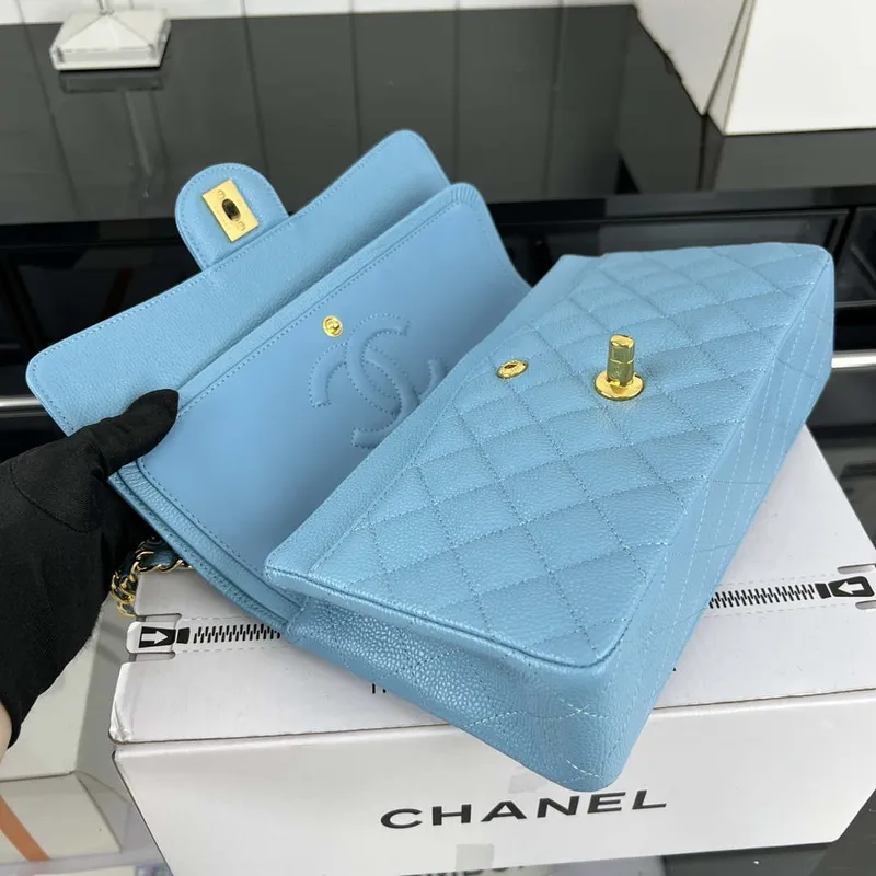 Chanel A01112 Klasická kabelka s klopou Zrnité telecí kůže a zlatý kov Modrá