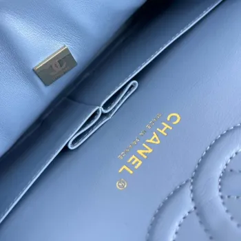 Chanel A01112 Klasická kabelka s klopou Zrnité telecí kůže a zlatý kov Modrá