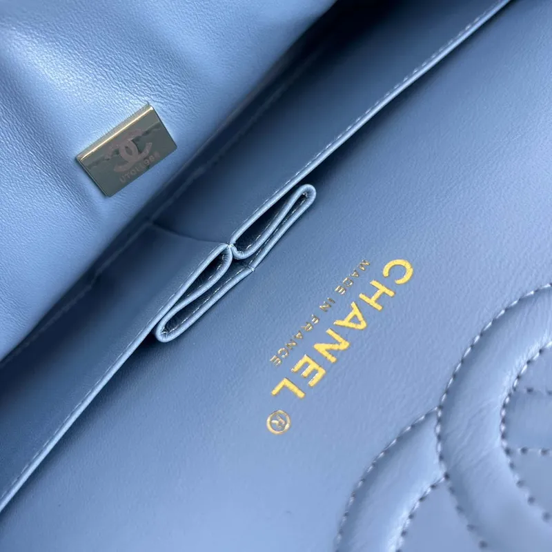 Chanel A01112 Klasická kabelka s klopou Zrnité telecí kůže a zlatý kov Modrá