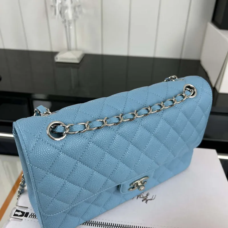 Chanel A01112 Klasická kabelka s klopou Zrnité telecí kůže a stříbrný kov Modrá