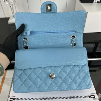 Chanel A01112 Klasická kabelka s klopou Zrnité telecí kůže a stříbrný kov Modrá