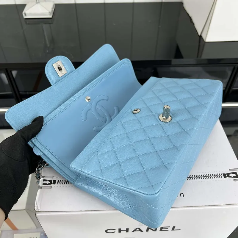 Chanel A01112 Klasická kabelka s klopou Zrnité telecí kůže a stříbrný kov Modrá