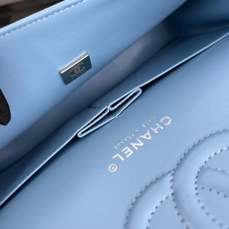 Chanel A01112 Klasická kabelka s klopou Zrnité telecí kůže a stříbrný kov Modrá