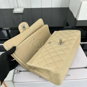 Chanel A01112 Klasická kabelka s klopou Zrnité telecí kůže a stříbrný kov Meruňková