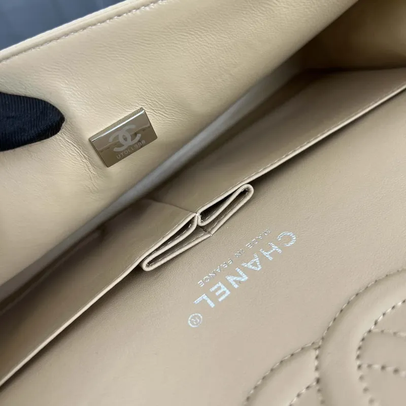 Chanel A01112 Klasická kabelka s klopou Zrnité telecí kůže a stříbrný kov Meruňková