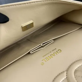 Chanel A01112 Klasická kabelka s klopou Zrnité telecí kůže a zlatý kov Meruňková