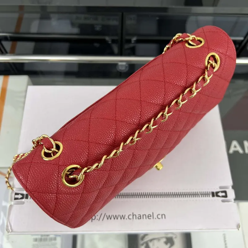 Chanel A01112 Klasická kabelka s klopou Zrnité telecí kůže a zlatý kov Červená