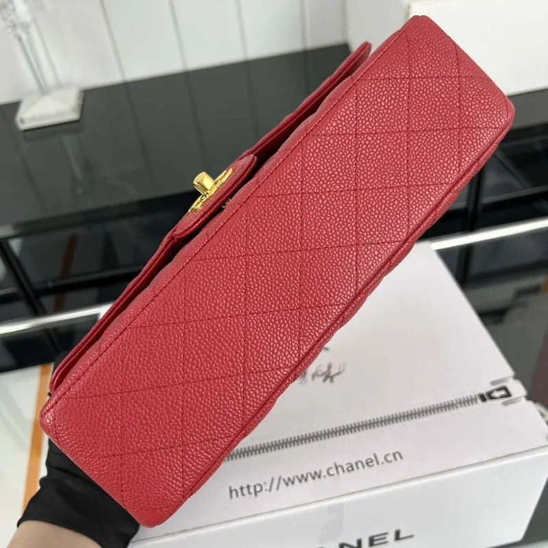 Chanel A01112 Klasická kabelka s klopou Zrnité telecí kůže a zlatý kov Červená