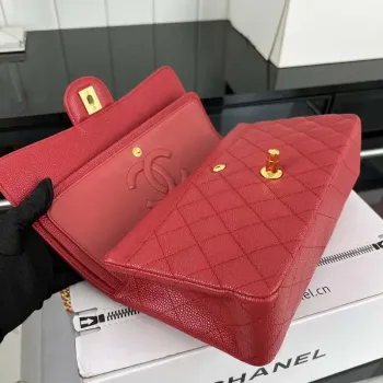 Chanel A01112 Klasická kabelka s klopou Zrnité telecí kůže a zlatý kov Červená
