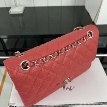 Chanel A01112 Klasická kabelka s klopou Zrnité telecí kůže a stříbrný kov Červená