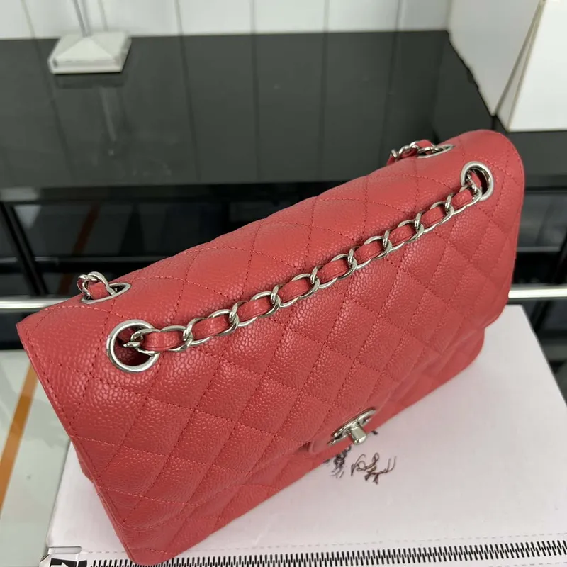 Chanel A01112 Klasická kabelka s klopou Zrnité telecí kůže a stříbrný kov Červená