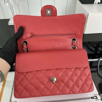 Chanel A01112 Klasická kabelka s klopou Zrnité telecí kůže a stříbrný kov Červená