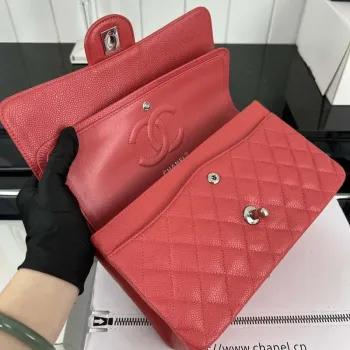 Chanel A01112 Klasická kabelka s klopou Zrnité telecí kůže a stříbrný kov Červená