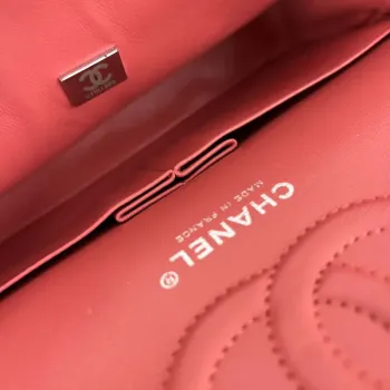 Chanel A01112 Klasická kabelka s klopou Zrnité telecí kůže a stříbrný kov Červená