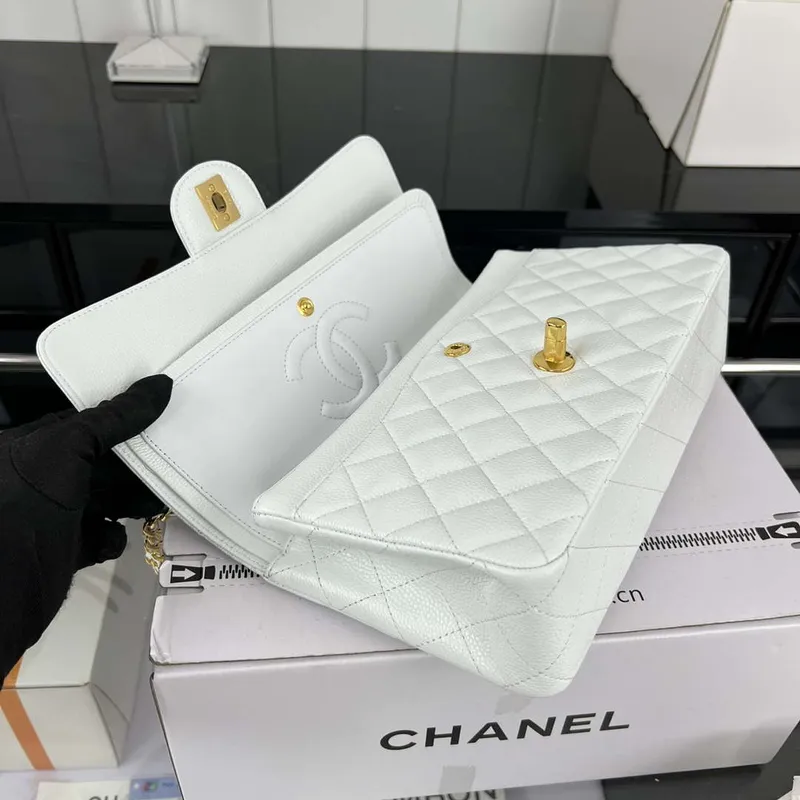 Chanel A01112 Klasická kabelka s klopou Zrnité telecí kůže a zlatý kov Bílá