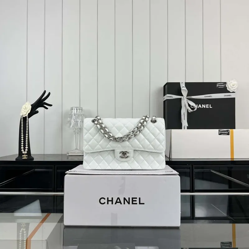 Chanel A01112 Klasická kabelka s klopou Zrnité telecí kůže a stříbrný kov Bílá