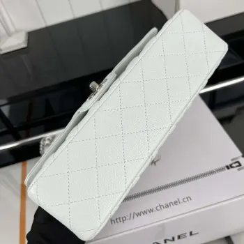 Chanel A01112 Klasická kabelka s klopou Zrnité telecí kůže a stříbrný kov Bílá
