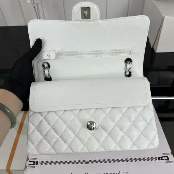 Chanel A01112 Klasická kabelka s klopou Zrnité telecí kůže a stříbrný kov Bílá