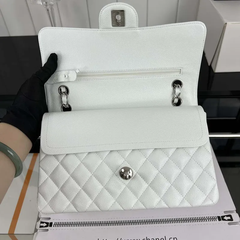 Chanel A01112 Klasická kabelka s klopou Zrnité telecí kůže a stříbrný kov Bílá