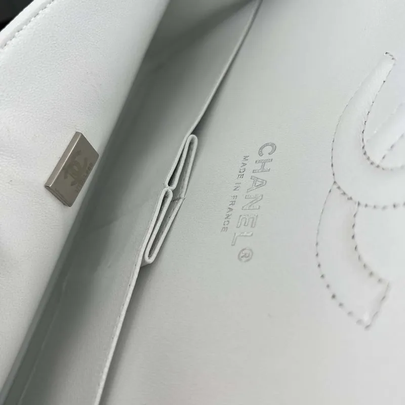 Chanel A01112 Klasická kabelka s klopou Zrnité telecí kůže a stříbrný kov Bílá