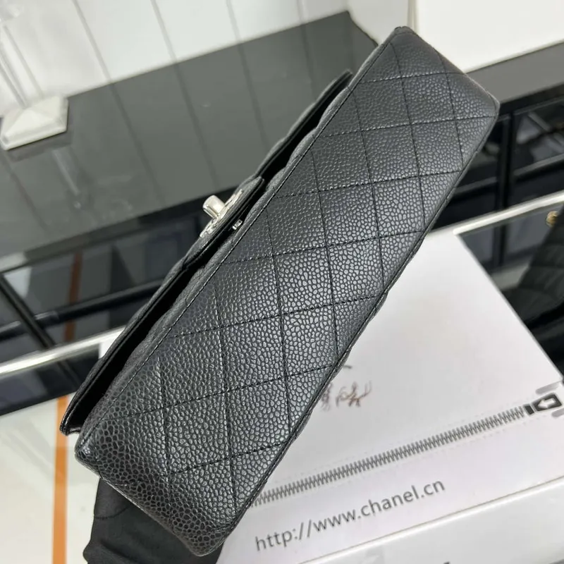 Chanel A01112 Klasická kabelka s klopou Zrnité telecí kůže a stříbrný kov Černá