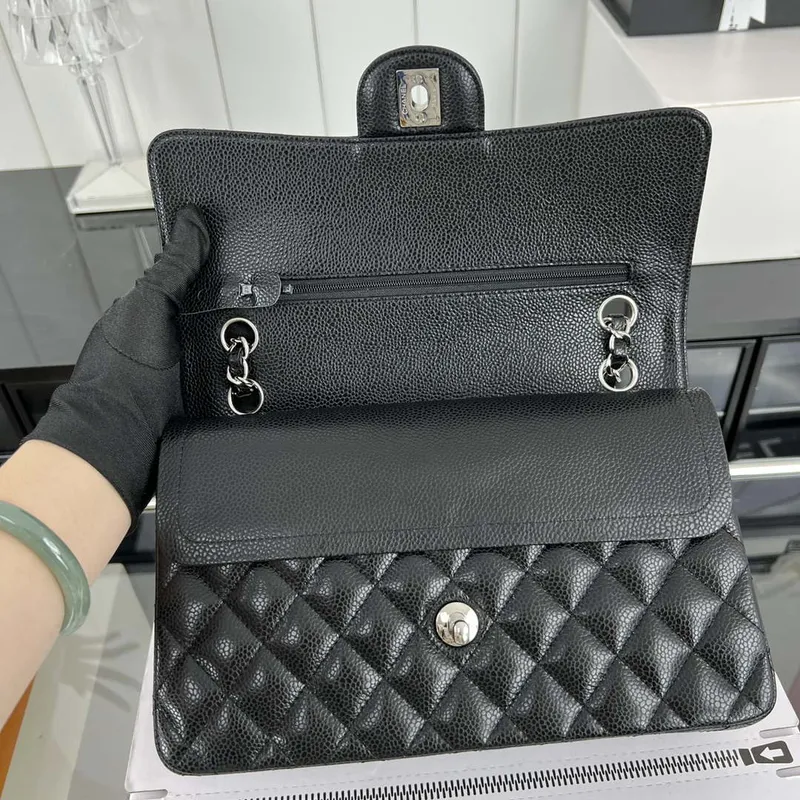 Chanel A01112 Klasická kabelka s klopou Zrnité telecí kůže a stříbrný kov Černá