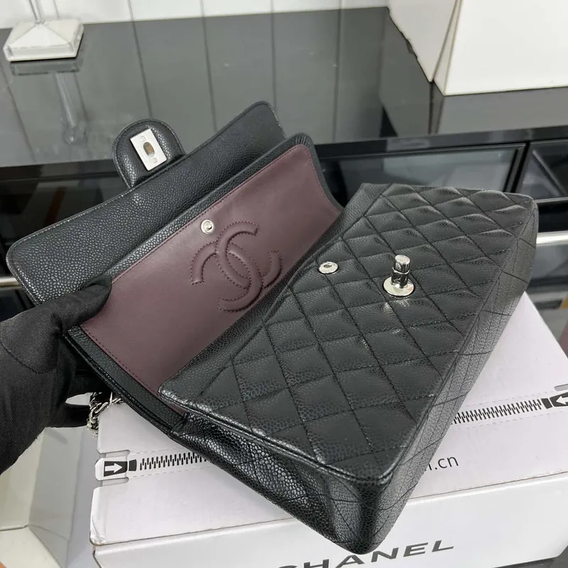 Chanel A01112 Klasická kabelka s klopou Zrnité telecí kůže a stříbrný kov Černá