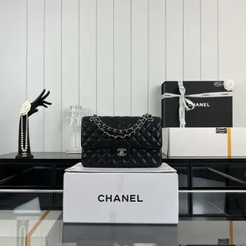 Chanel A01112 Klasická kabelka s klopou Zrnité telecí kůže a stříbrný kov Černá